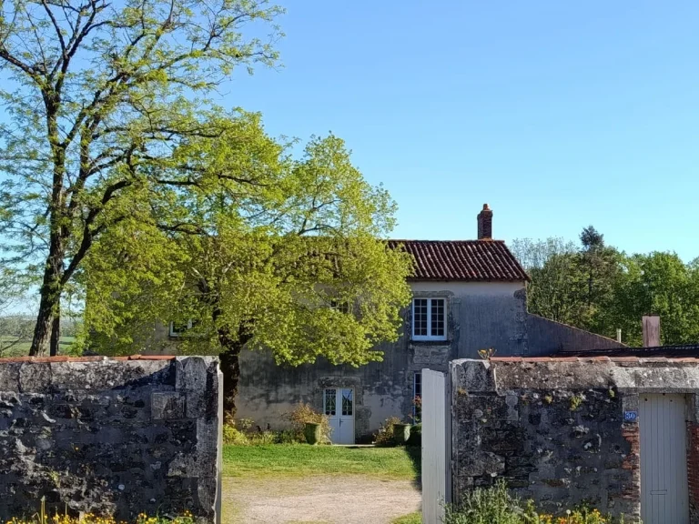 vue de l'entrée du logis vendéen, chambre d'hôtes à Puy-de-Serre