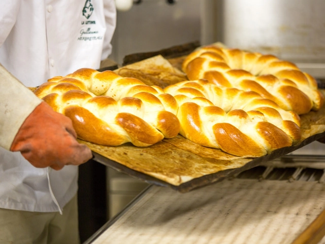 un artisant boulanger presente deux brioches vendéennes sortant du four
