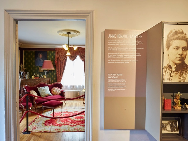 vue donnant sur une pièce meublée du musée Clemenceau de Lattre