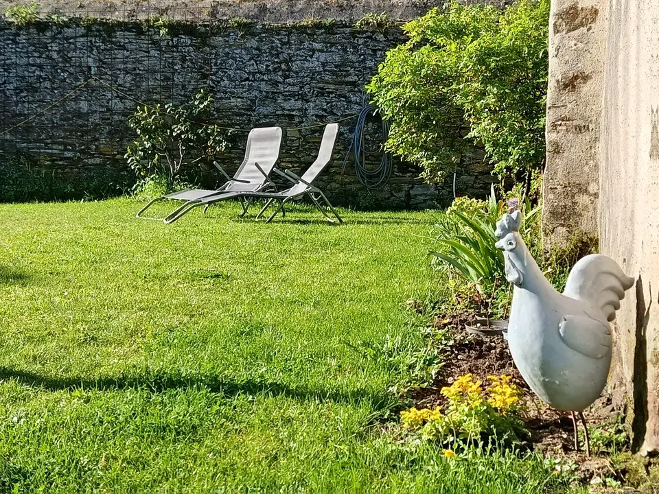 espace detente proche de la piscine de la chambre d'hôtes de ce logis vendéen