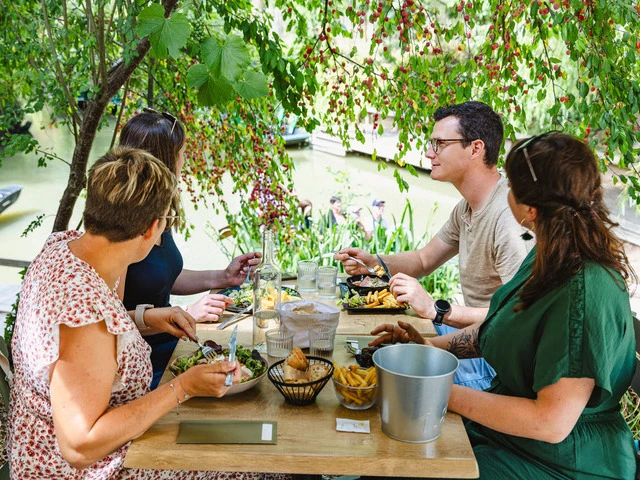 quatres personnes prenant un repas sur une table de restaurant dans le marais poitevin