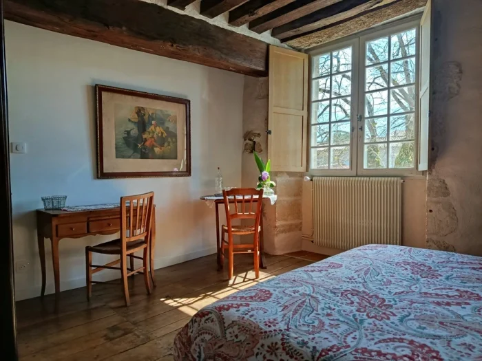 vue intérieure de la chambre d'hôtes à Puy-de-Serre coté fenêtre