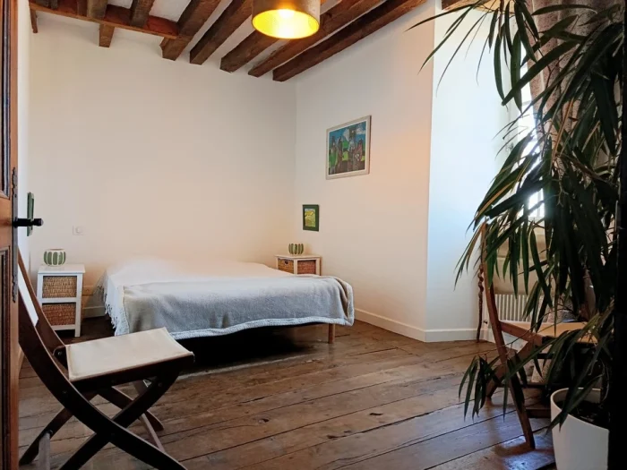 vue sur le lit 140x180 de la deuxième chambre du logis de Puy-de-Serre en Vendée