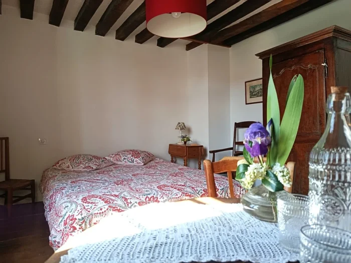 vue du lit 160x200 de la chambre d'hôtes du logis vendéen à Puy-de-Serre