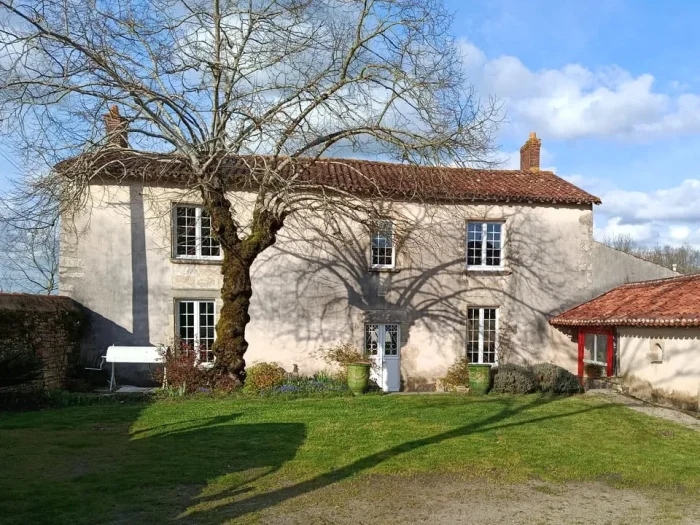 vue du logis à Puy-de-Serre qui vous accueil dans sa chambre d'hôtes proche de Vouvant