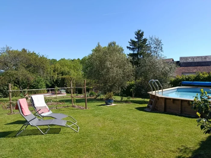 la chambre d'hôtes avec piscine extérieure qui se situe dans le jardin