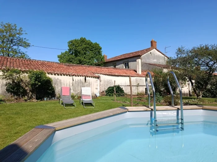 vue sur le logis vendéen de Puy-de-Serre et sa piscine au premier plan