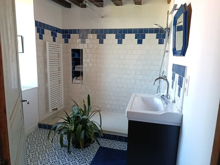 la salle de bain avec sa grande douche à l'italienne